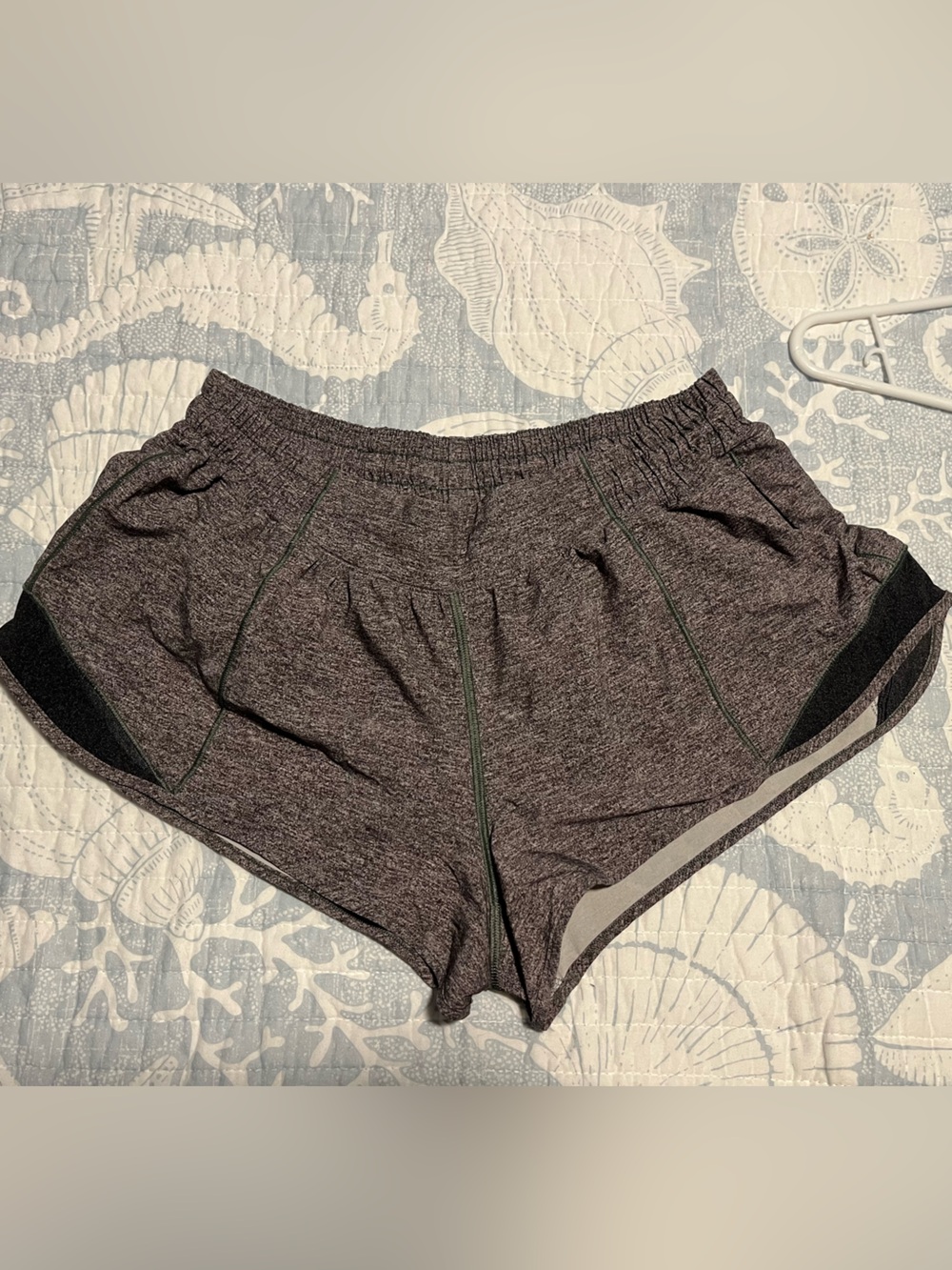 Lululemon hotty hots size 10